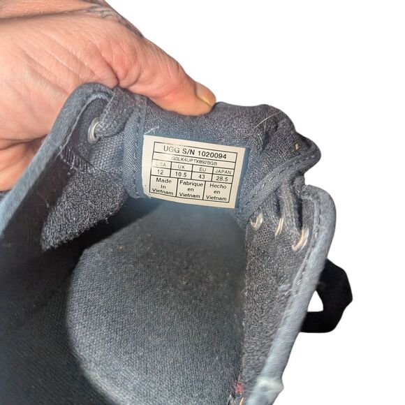 🛍️UGG Black Sneakers with Streamlined Design - Picture 3 of 3